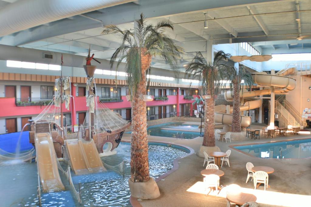 Ramada by Wyndham Sioux Falls Airport - Waterpark Resort & Event Center Main image 1